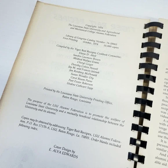 Louisiana Tiger Bait Cajun Creole Cookbook LSU 1976 Alumni 1st Ed Print Clean - Picture 4 of 11